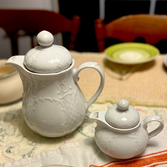 SELTMANN WEIDEN BAVARIA GERMANY WHITE EMBOSSED TEAPOT COFFEEPOT SALZBURG VIENNA - Picture 1 of 16